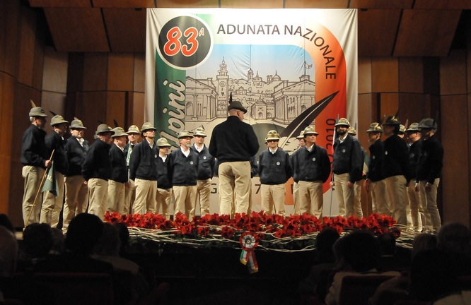 Il coro SMALP sul palco del Teatro Donizetti di Bergamo durante la serata d'onore nell'ambito dell'Adunata Nazionale degli Alpini 2010
